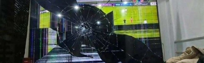 pg免费模拟器官网-被中国队完胜！越南球迷输球怒砸电视机 画面感人